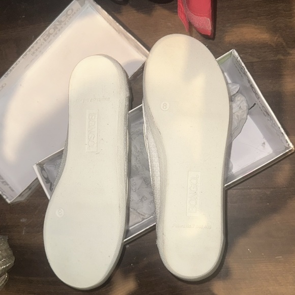 White closed toe shoes - Picture 4 of 4